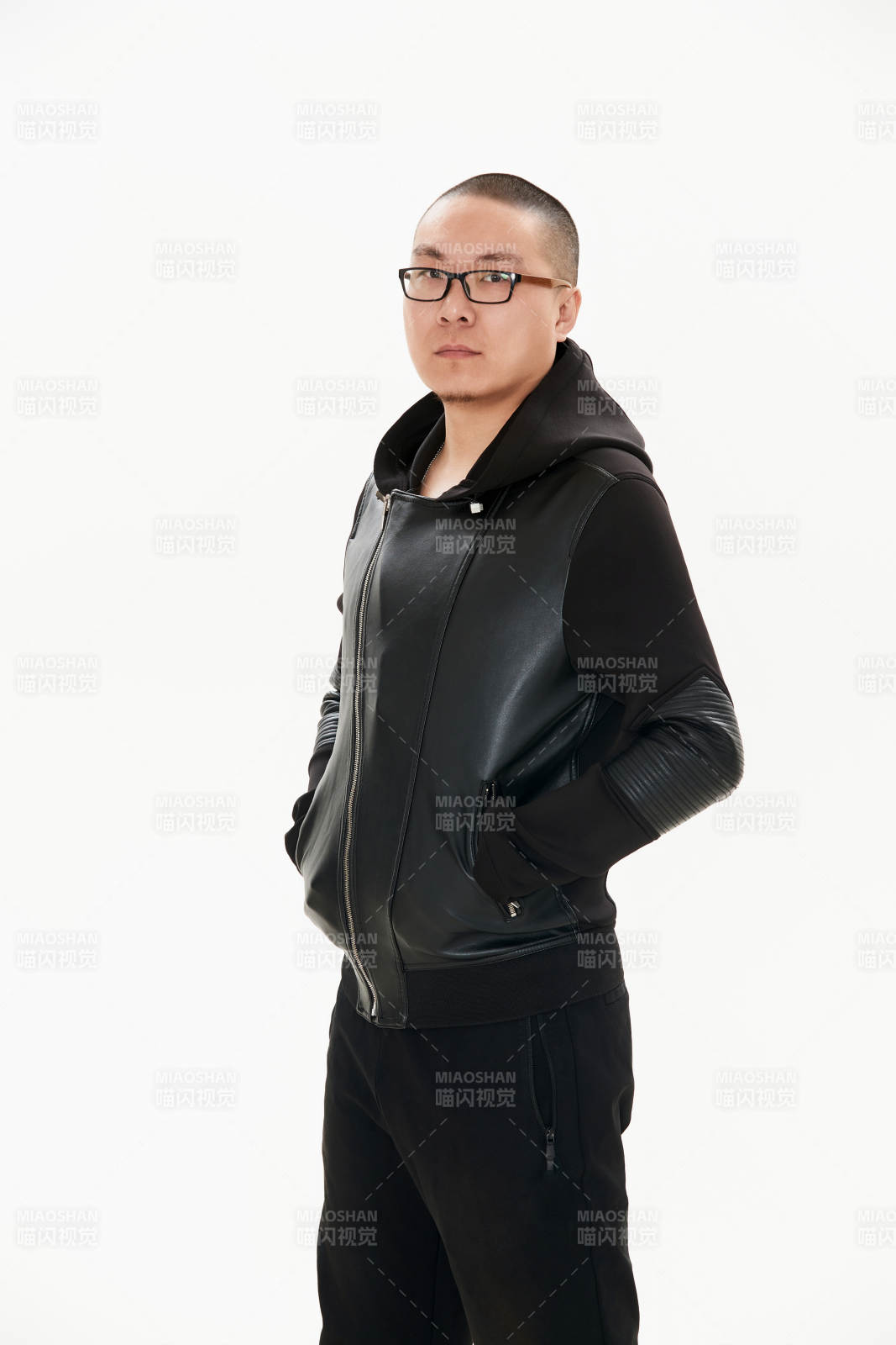 白色背景下的雅痞青年形象