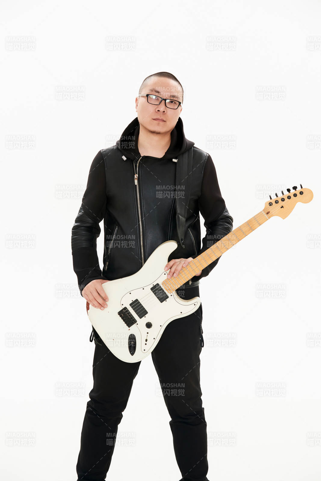 手持电吉他的亚洲男性摇滚乐手