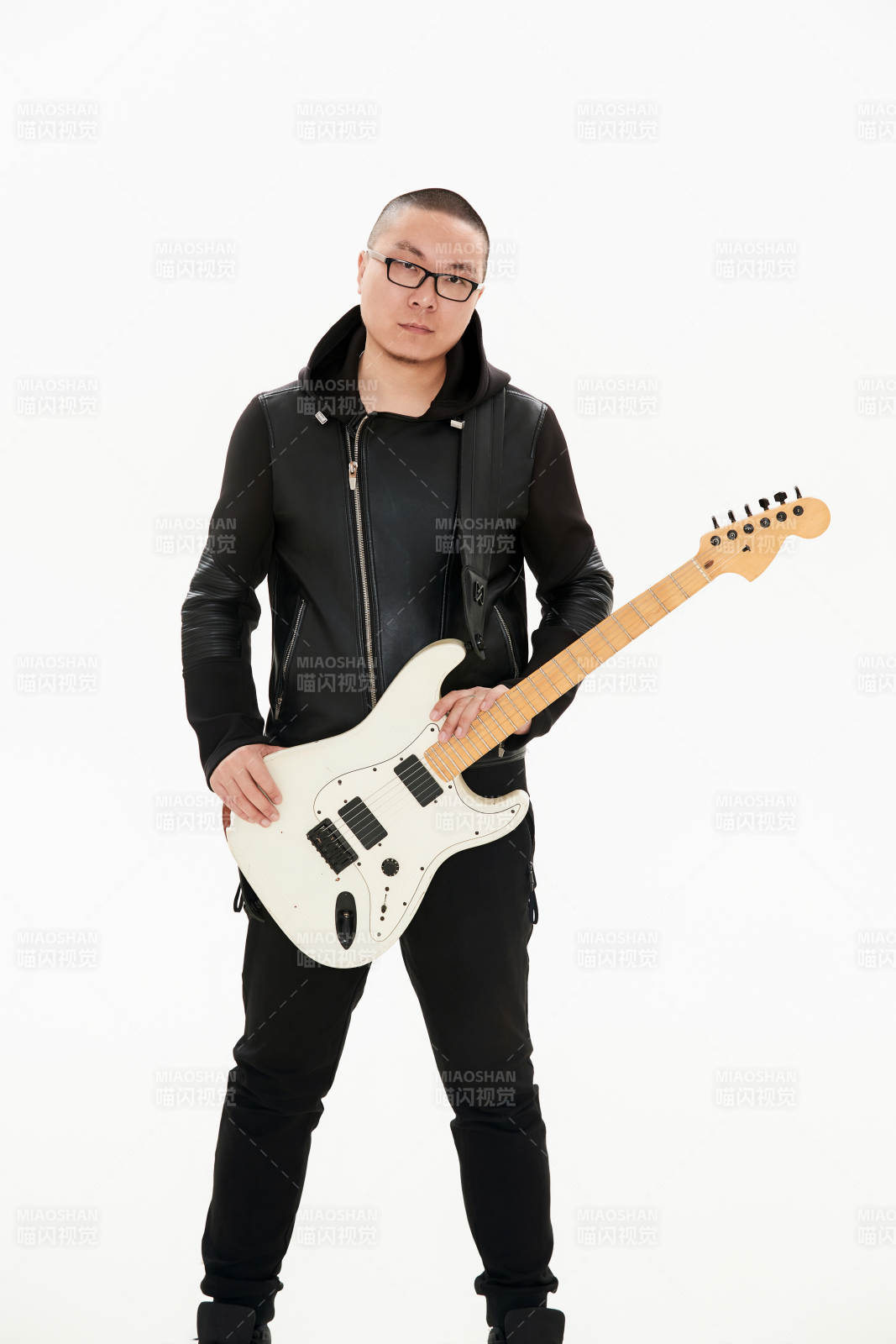 手持电吉他的亚洲男性摇滚乐手