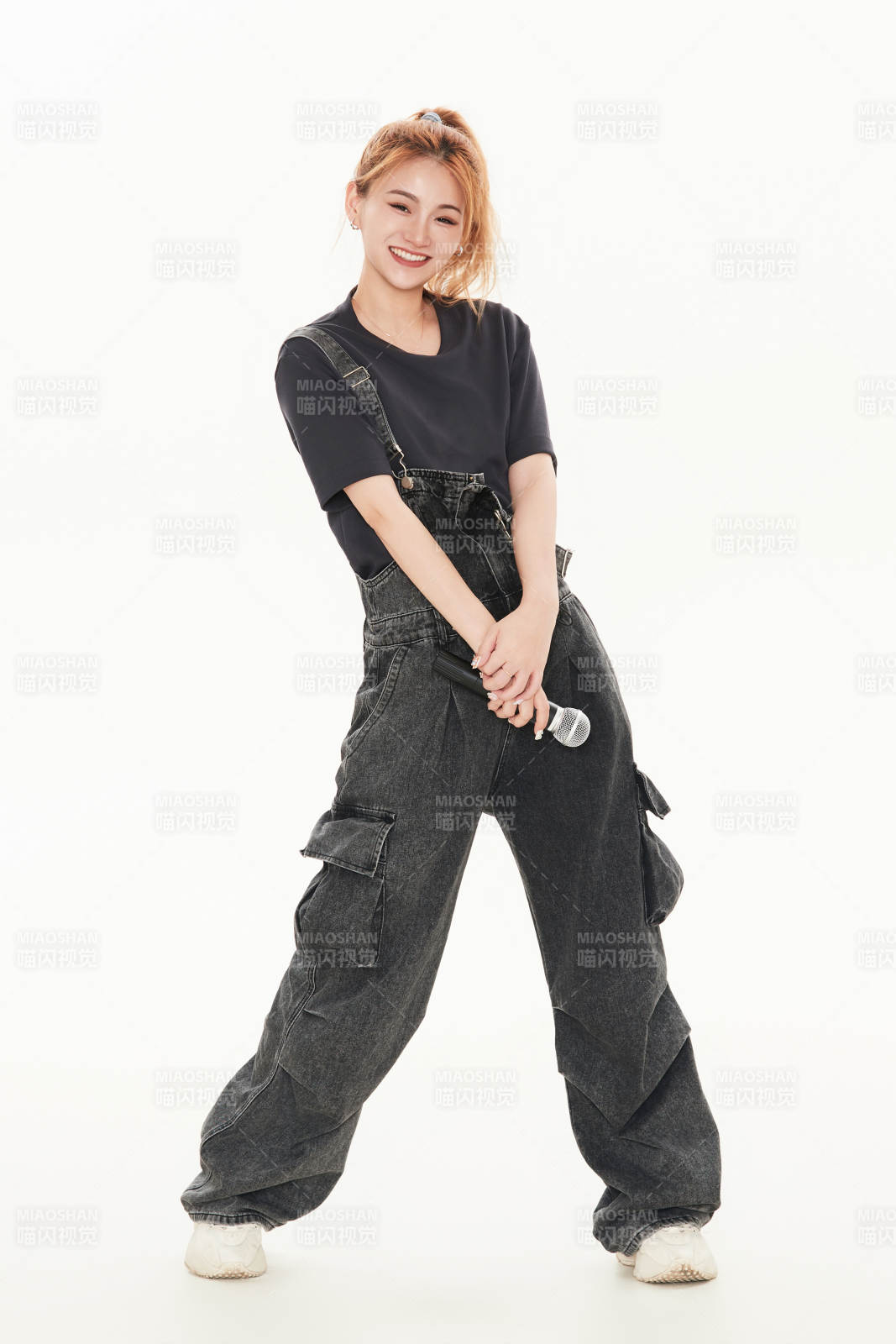 白色背景下手持麦克风的女性歌手