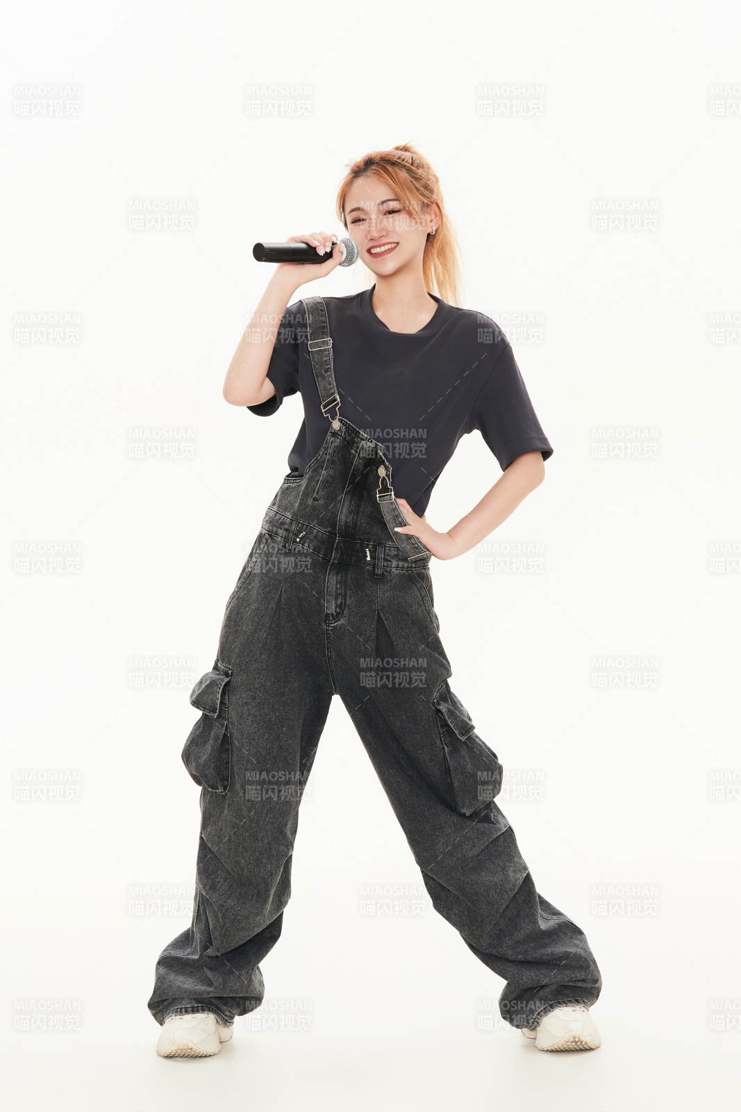 白色背景下手持麦克风的女性歌手
