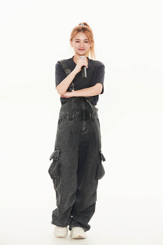 白色背景下手持麦克风的女性歌手