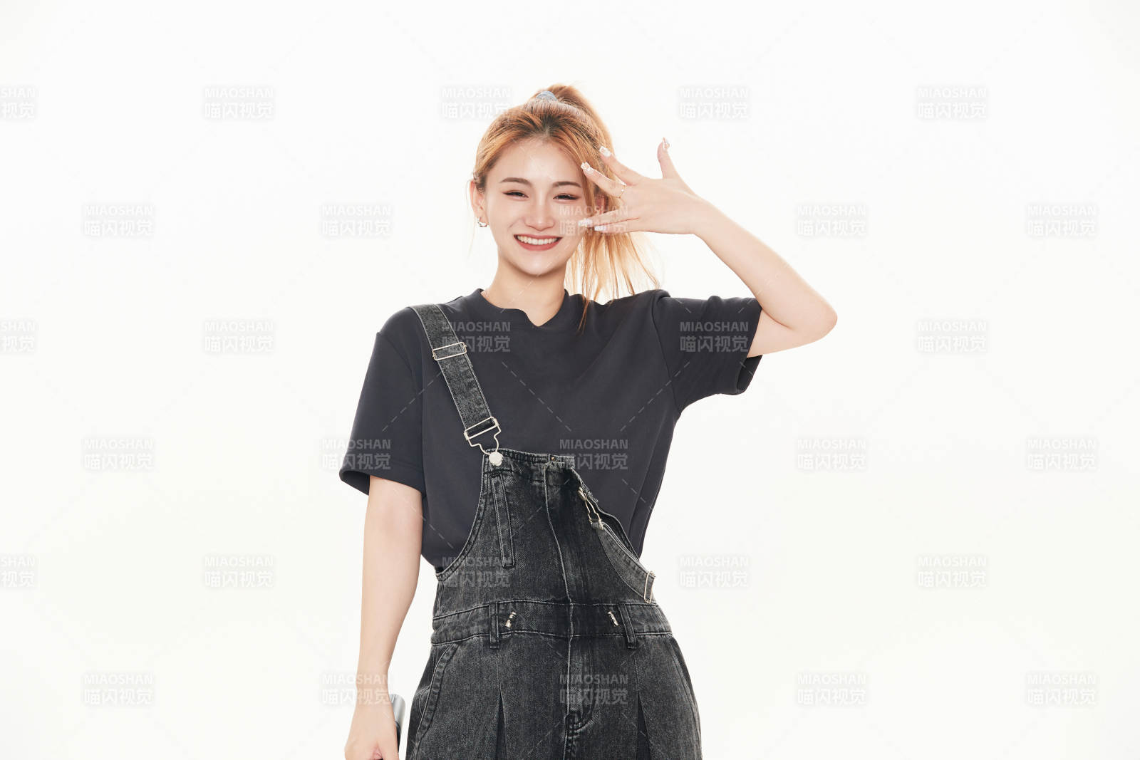 白色背景下手持麦克风的女性歌手