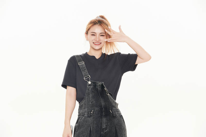 白色背景下手持麦克风的女性歌手