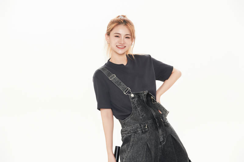 白色背景下手持麦克风的女性歌手