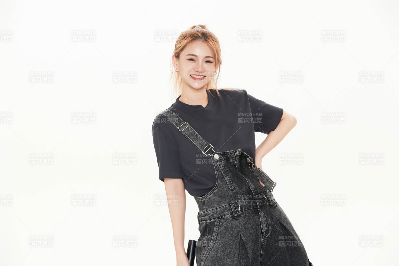 白色背景下手持麦克风的女性歌手