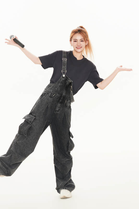 白色背景下手持麦克风的女性歌手