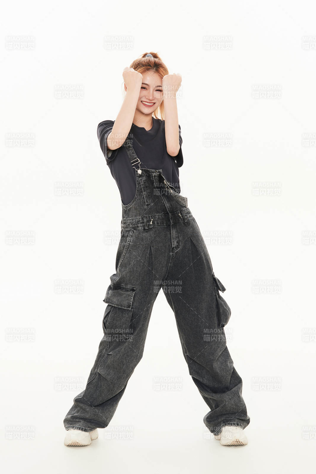 跳街舞的青年女性