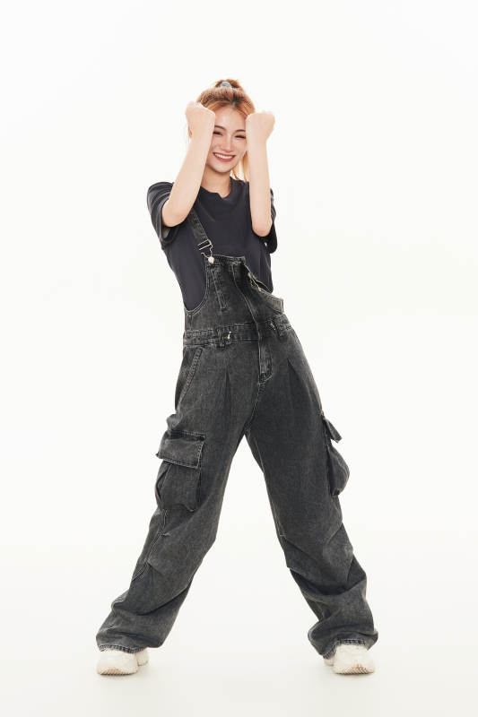 跳街舞的青年女性