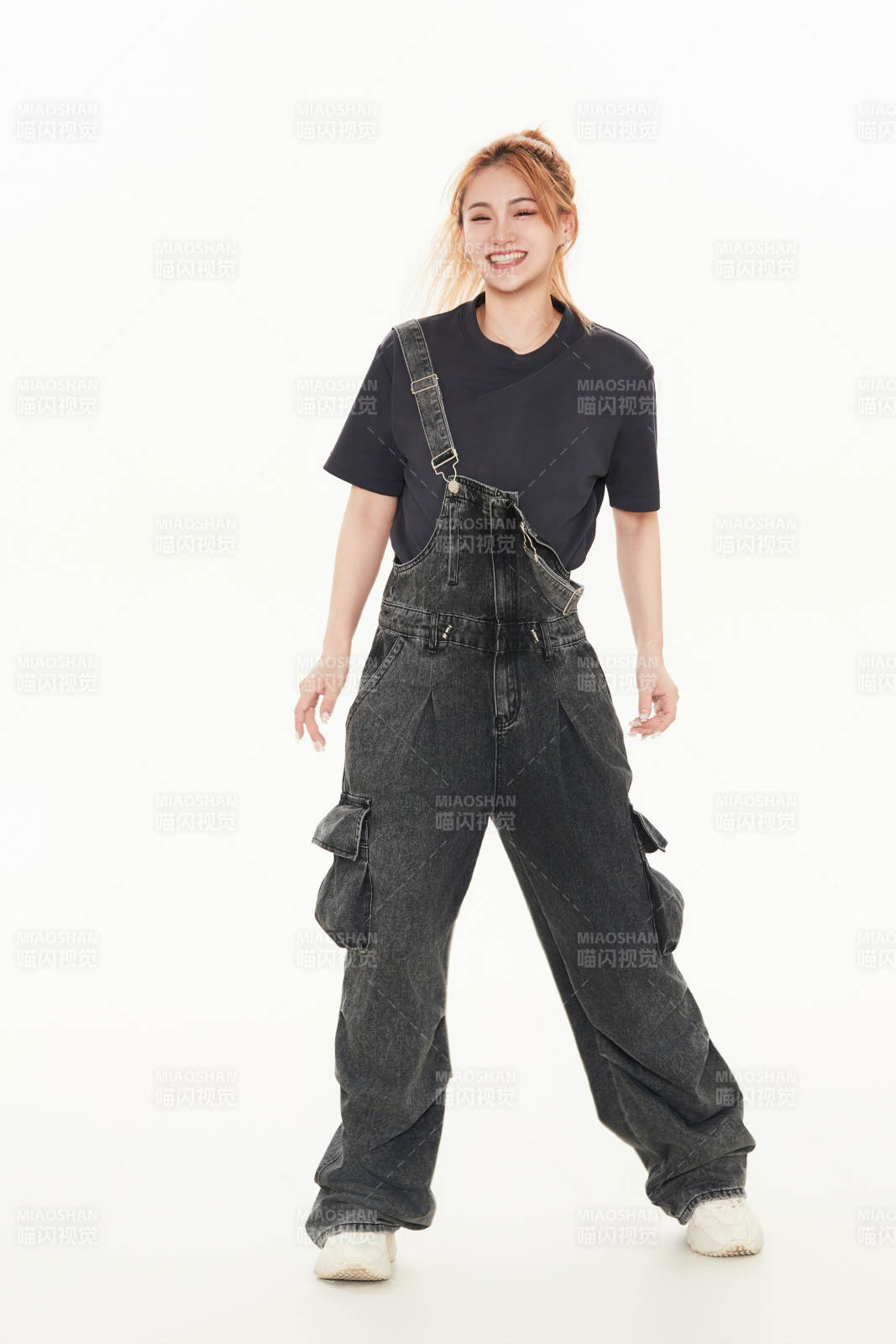 跳街舞的青年女性