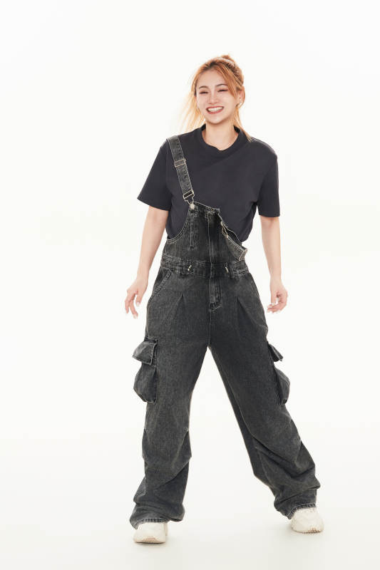 跳街舞的青年女性