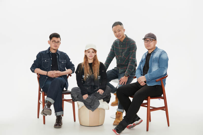 影棚拍摄的白色背景下四人乐队组合形象