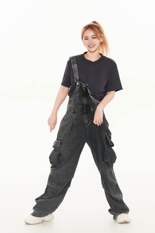 跳街舞的青年女性