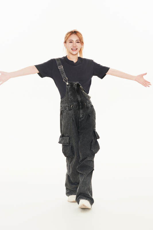 跳街舞的青年女性