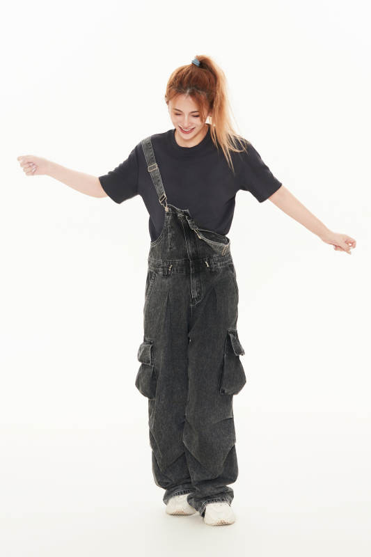 跳街舞的青年女性