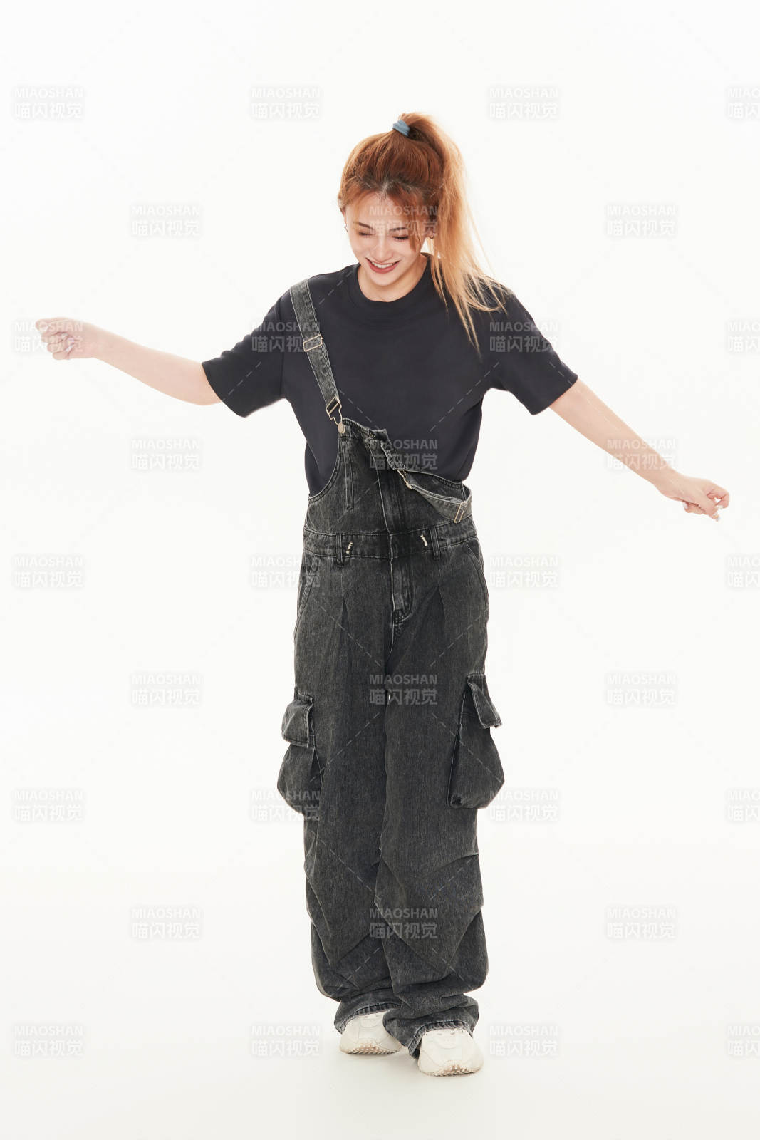 跳街舞的青年女性