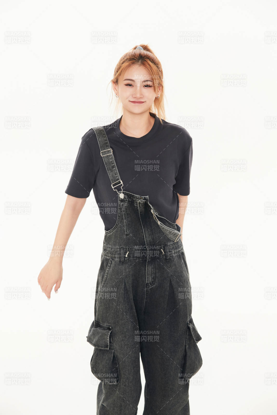 跳街舞的青年女性