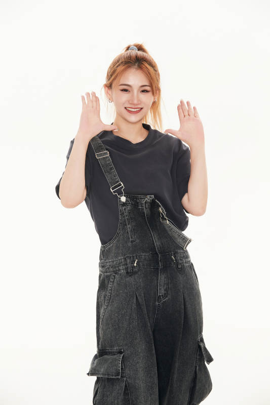 跳街舞的青年女性