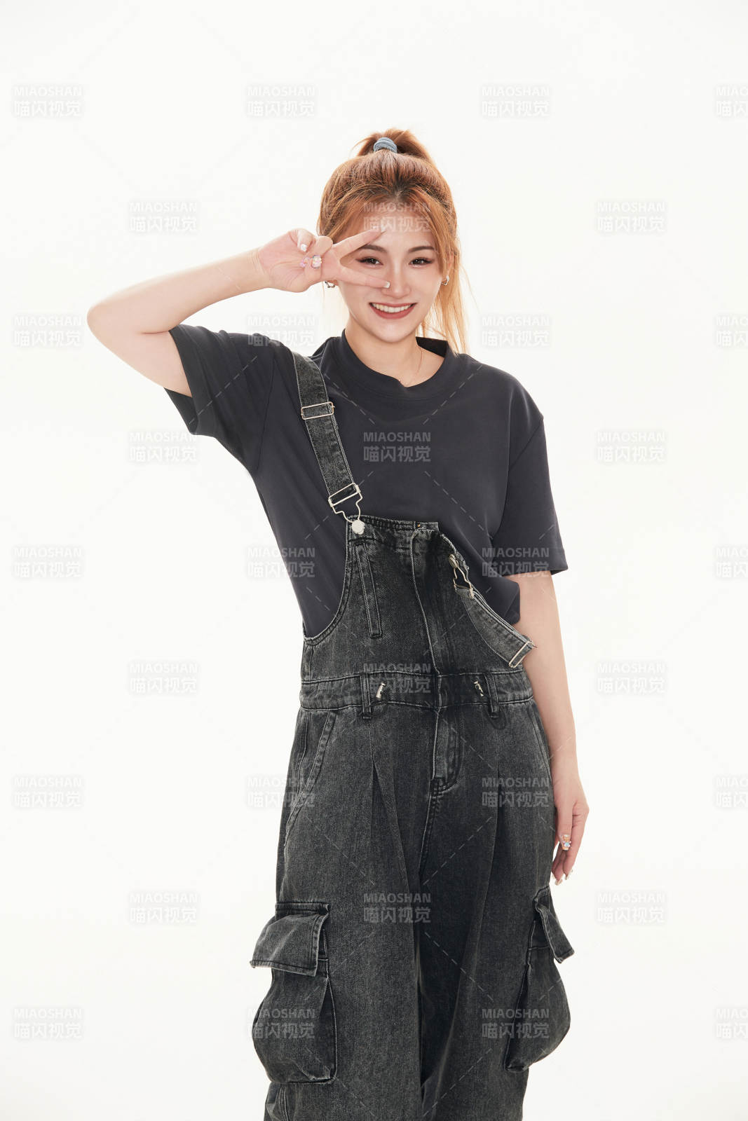 跳街舞的青年女性