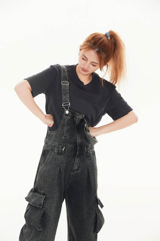 跳街舞的青年女性