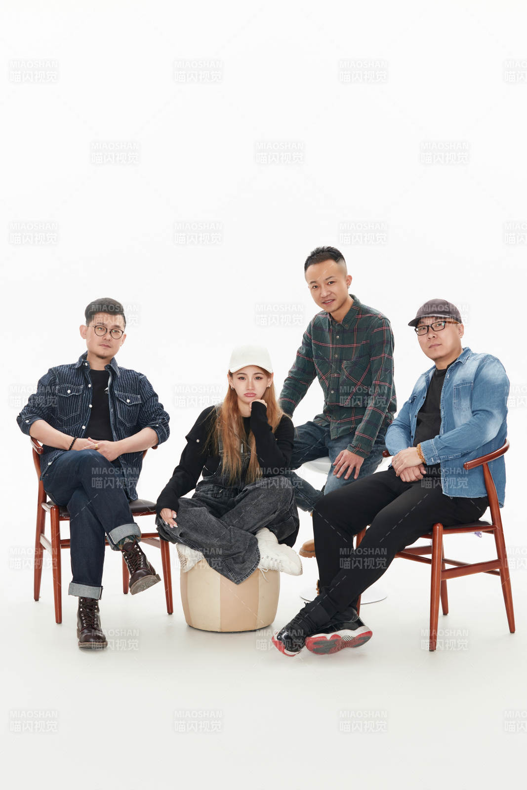 影棚拍攝的白色背景下四人樂隊(duì)組合形象