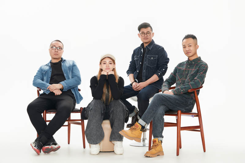 影棚拍摄的白色背景下四人乐队组合形象