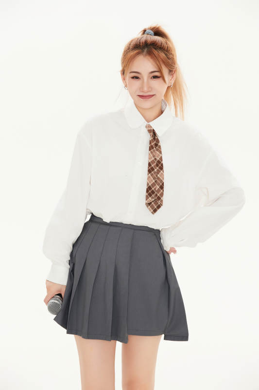 白色背景下站在麦克风前唱歌的亚洲女性