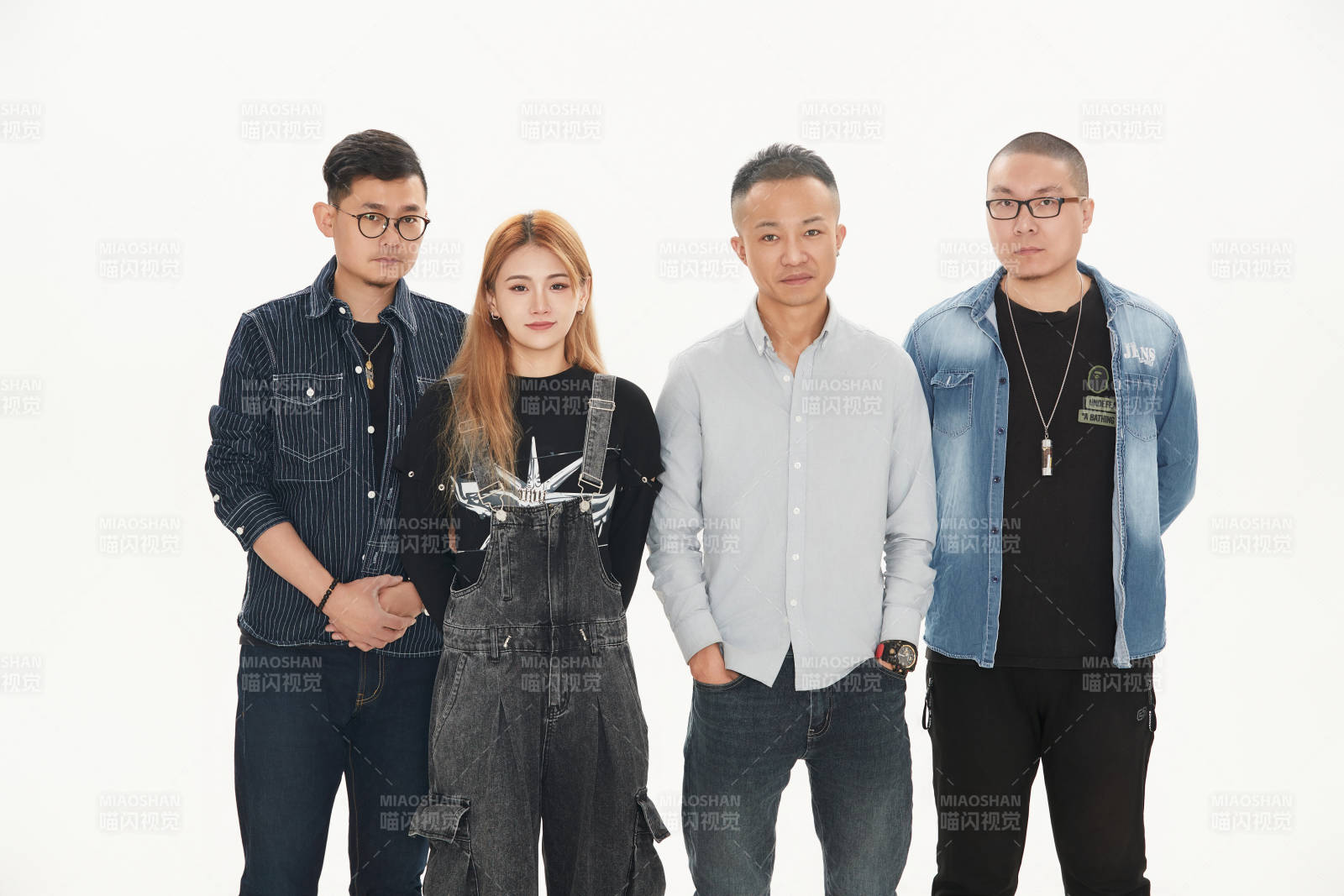 影棚拍摄的白色背景下四人乐队组合形象