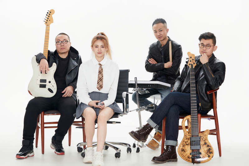 影棚拍摄的白色背景下四人乐队组合形象