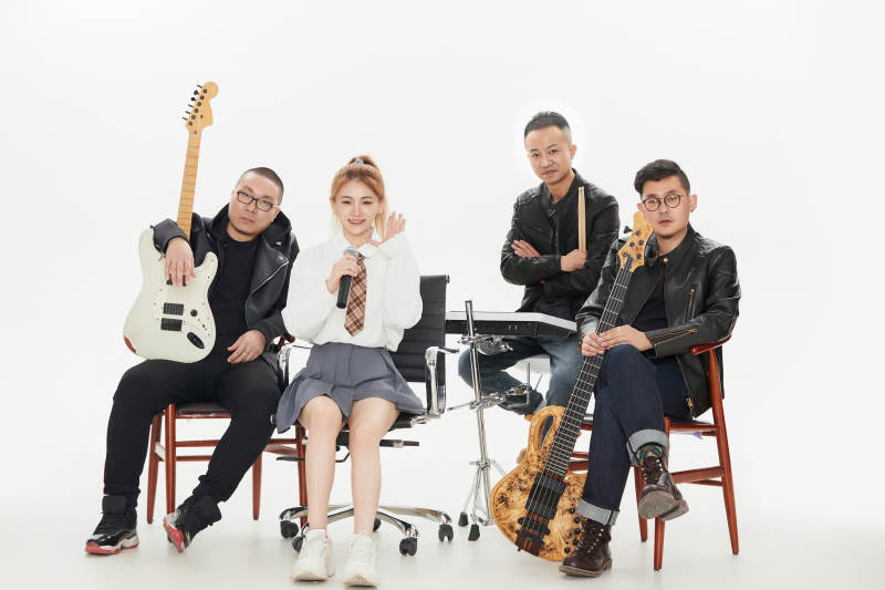 影棚拍摄的白色背景下四人乐队组合形象