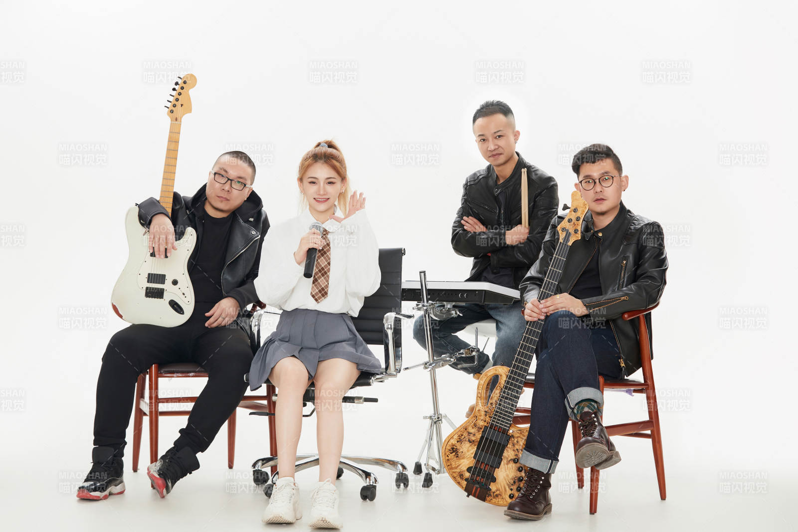 影棚拍摄的白色背景下四人乐队组合形象