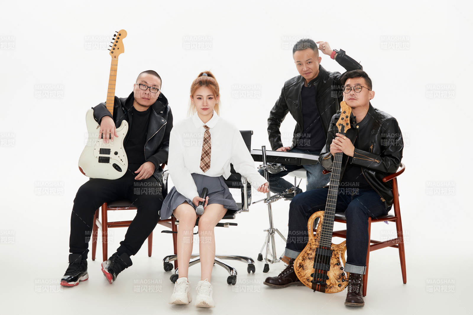 影棚拍摄的白色背景下四人乐队组合形象