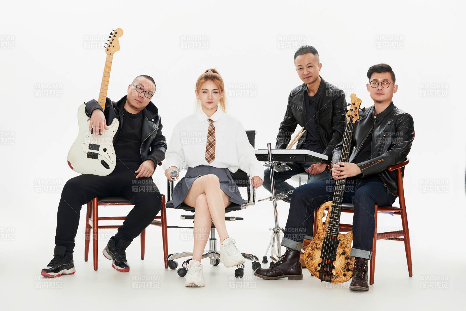 影棚拍摄的白色背景下四人乐队组合形象