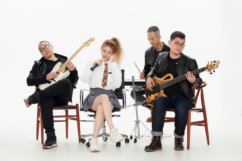 影棚拍摄的白色背景下四人乐队组合形象