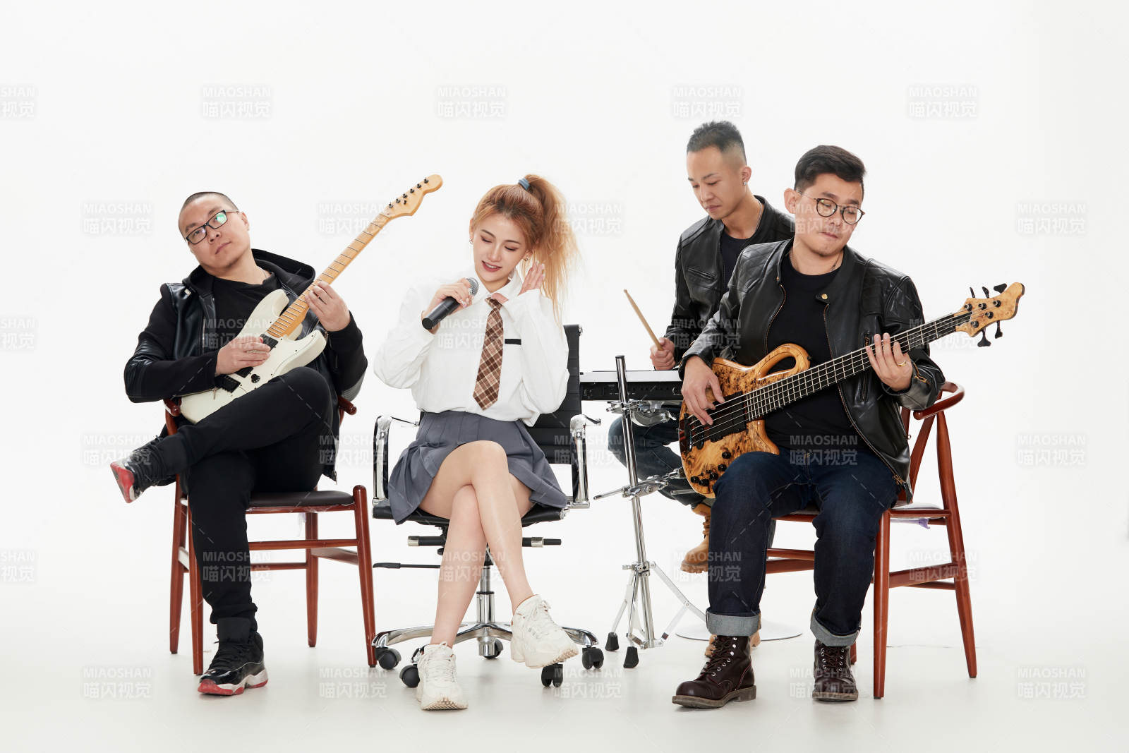 影棚拍摄的白色背景下四人乐队组合形象
