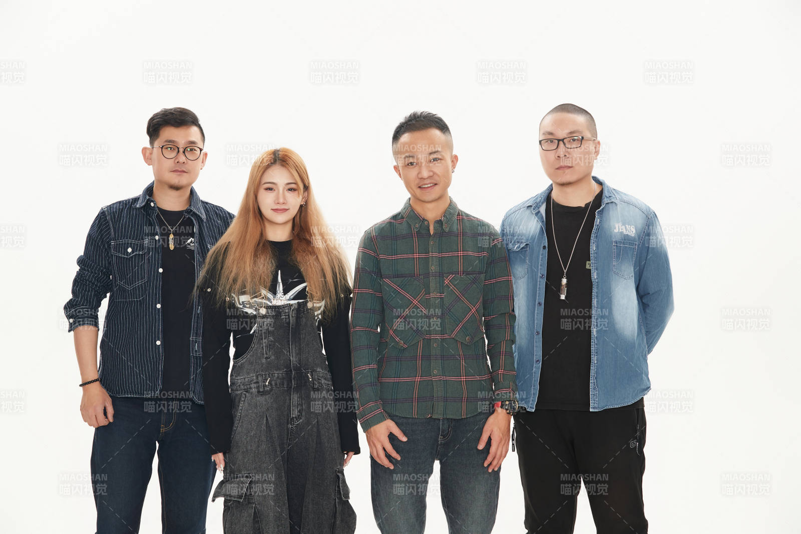 影棚拍摄的白色背景下四人乐队组合形象