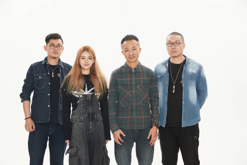 影棚拍摄的白色背景下四人乐队组合形象