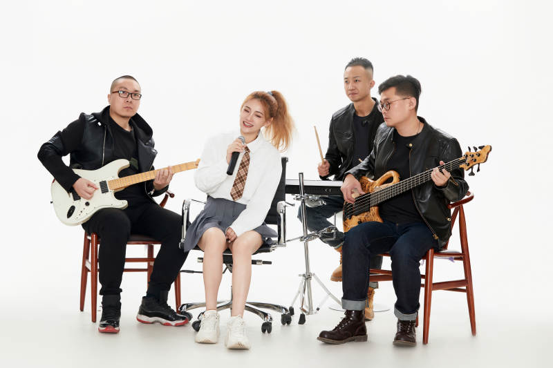 影棚拍摄的白色背景下四人乐队组合形象