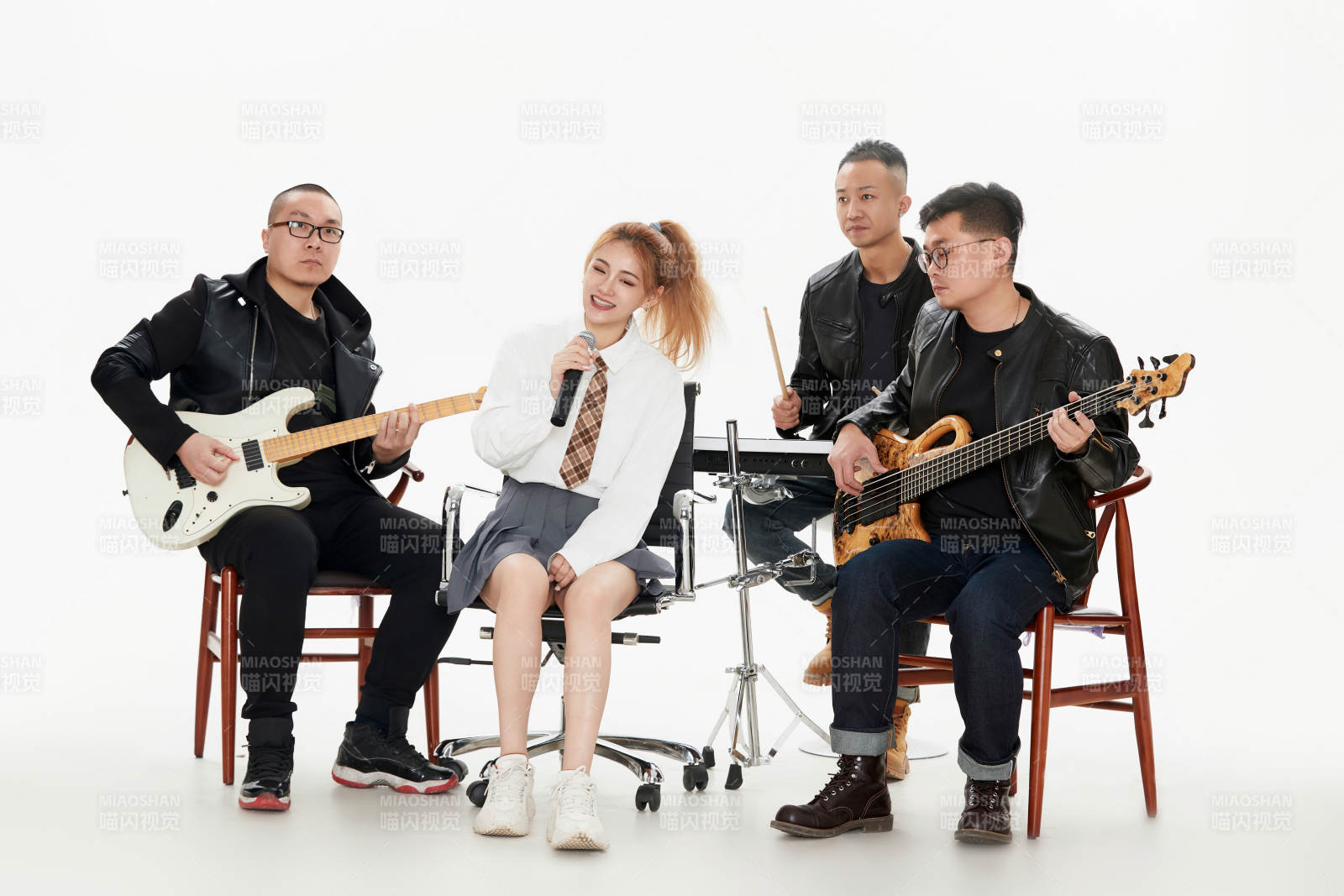 影棚拍摄的白色背景下四人乐队组合形象