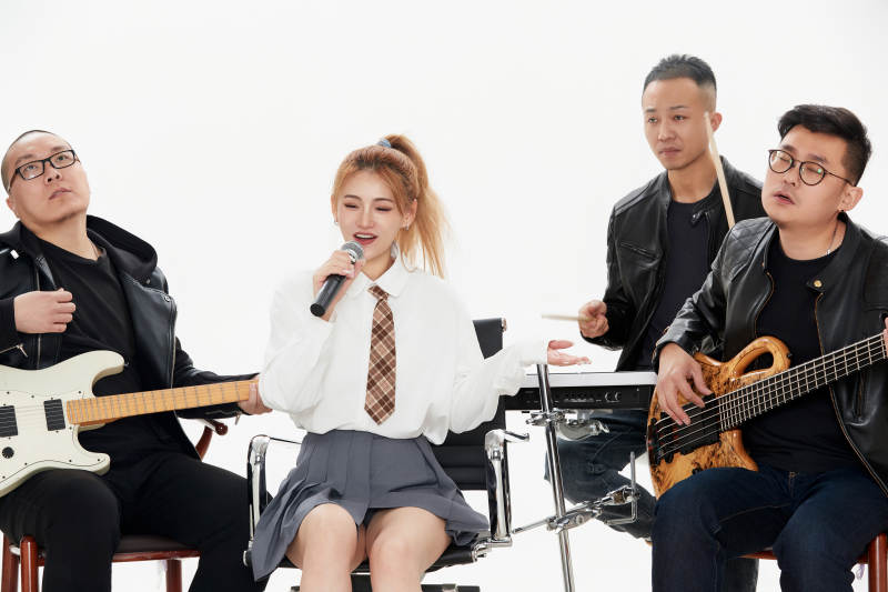 影棚拍摄的白色背景下四人乐队组合形象