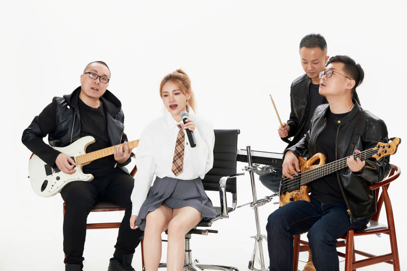 影棚拍摄的白色背景下四人乐队组合形象