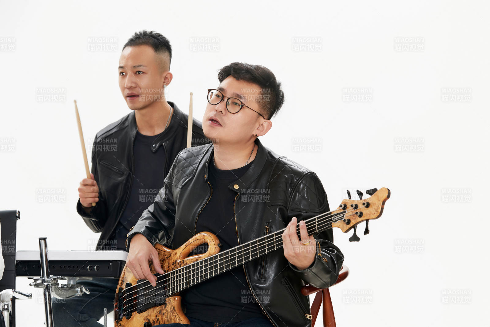 影棚拍摄的白色背景下四人乐队组合形象