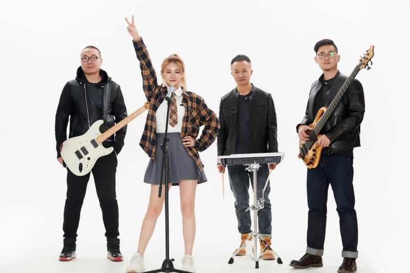 影棚拍摄的白色背景下四人乐队组合形象