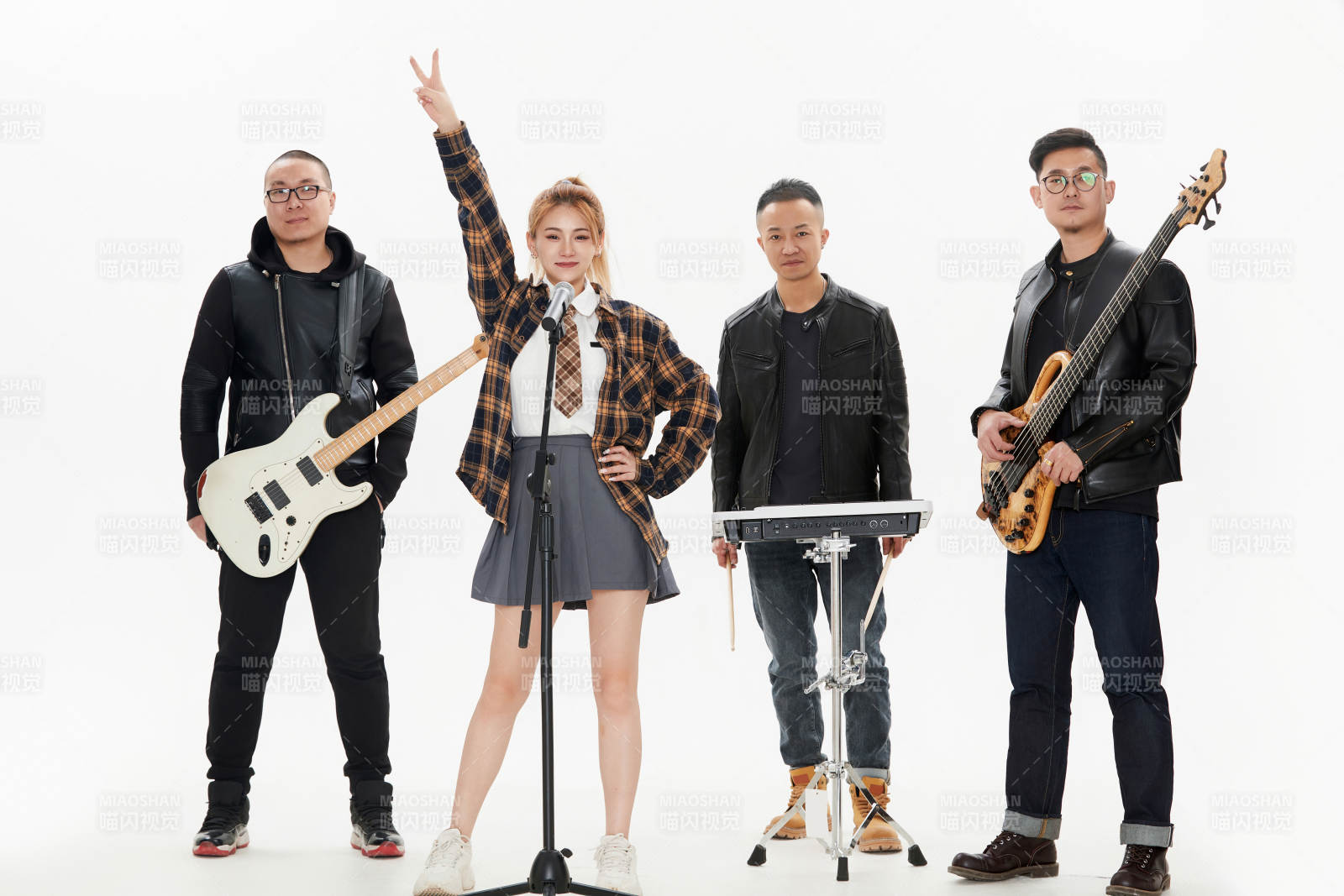 影棚拍摄的白色背景下四人乐队组合形象