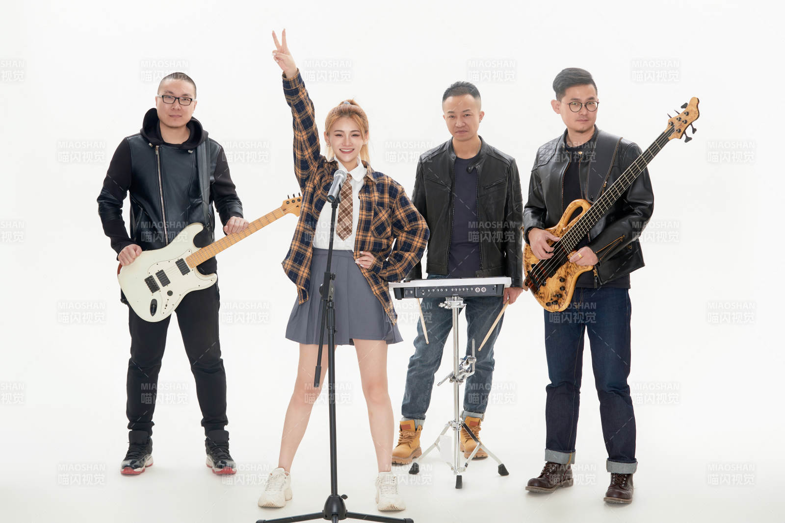 影棚拍摄的白色背景下四人乐队组合形象