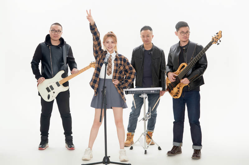 影棚拍摄的白色背景下四人乐队组合形象