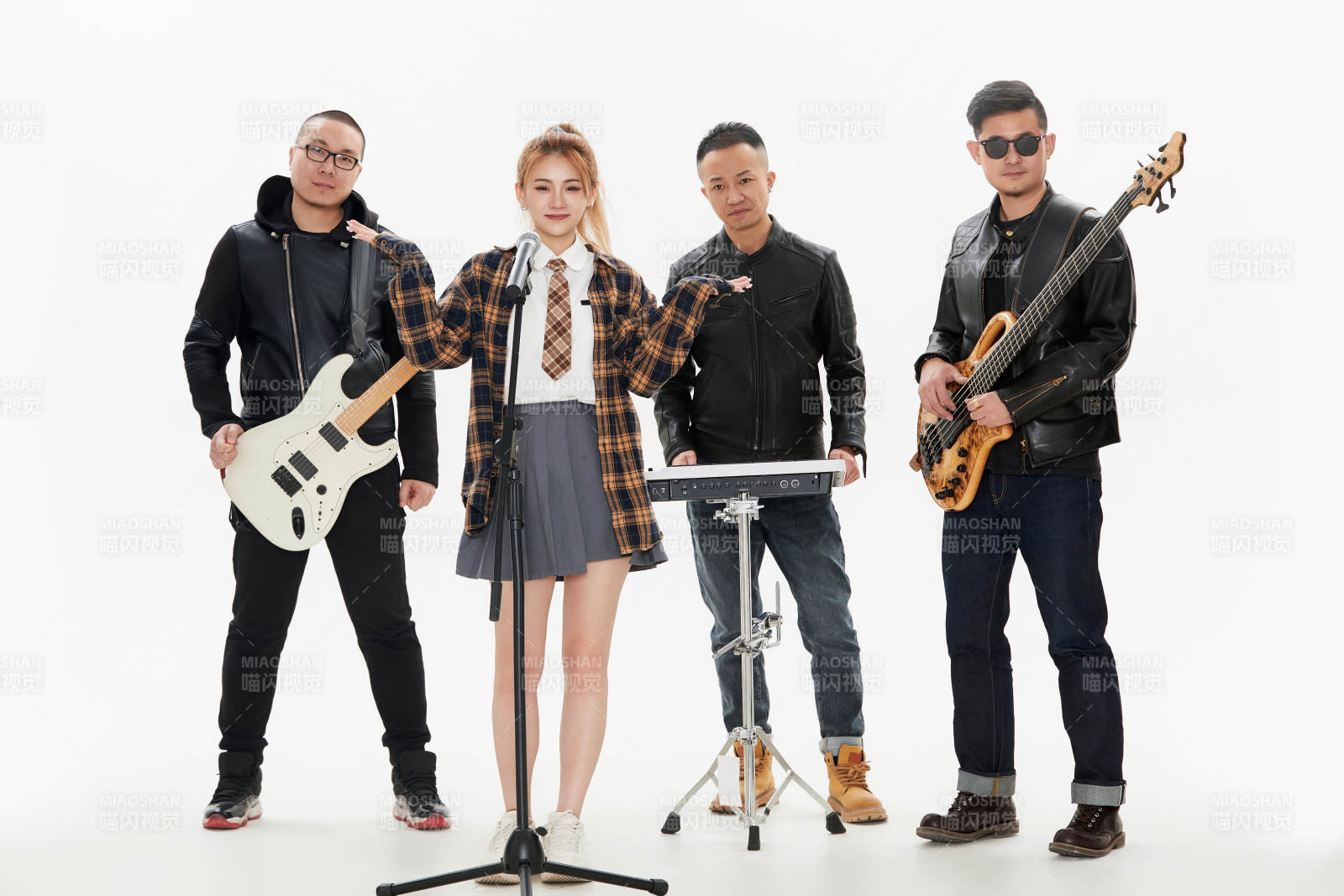 影棚拍摄的白色背景下四人乐队组合形象