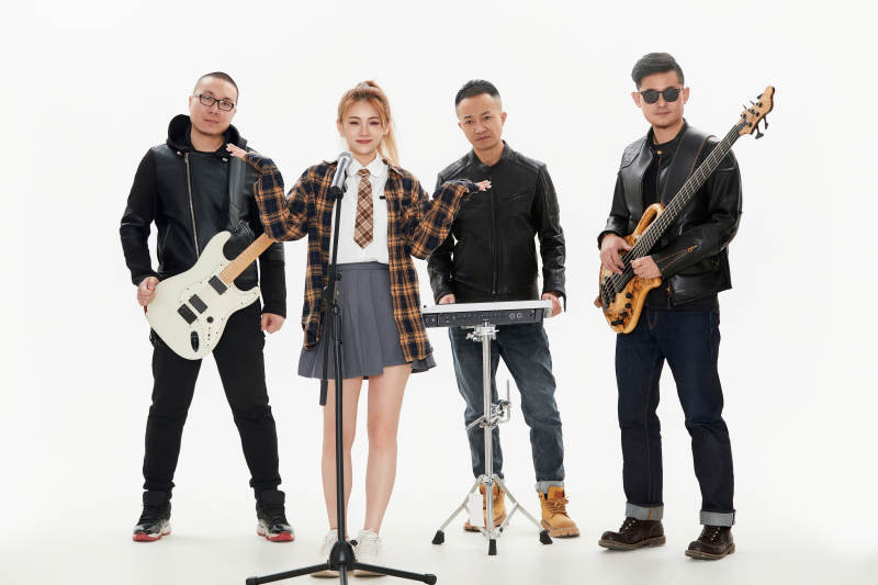 影棚拍摄的白色背景下四人乐队组合形象