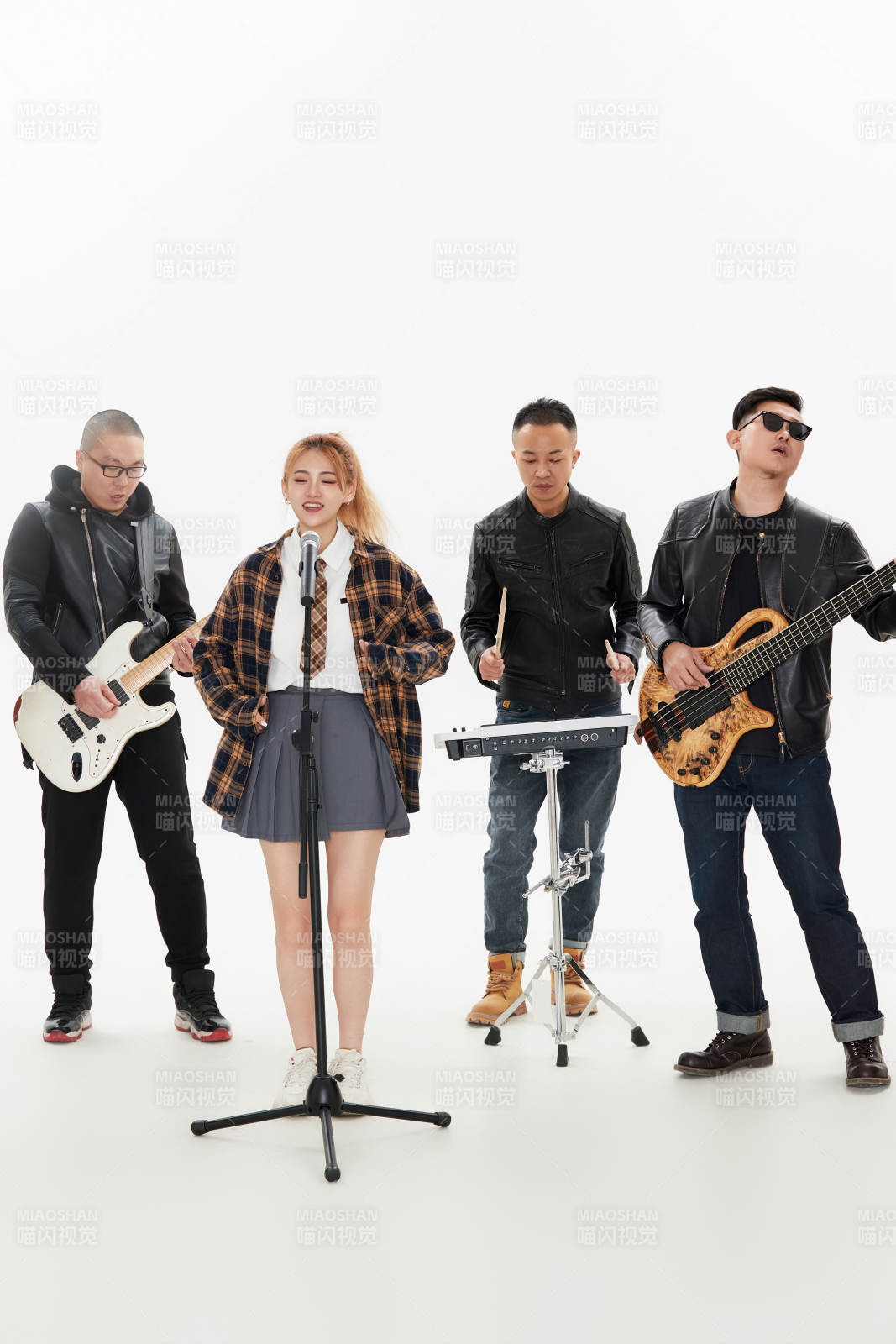 影棚拍摄的白色背景下四人乐队组合形象