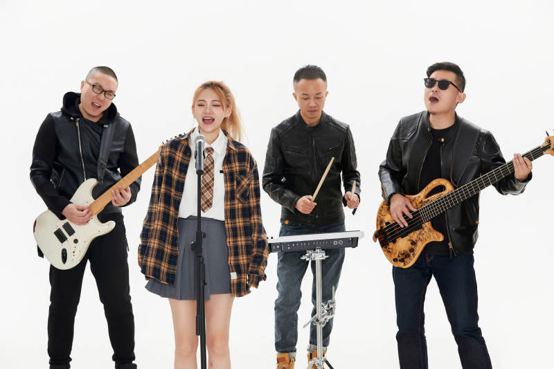 影棚拍摄的白色背景下四人乐队组合形象